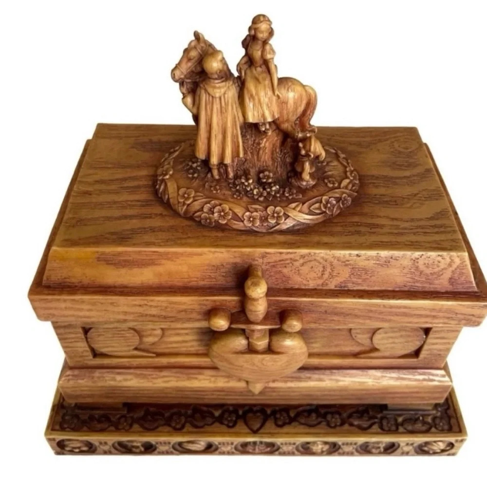 Rare Disney Showcase Collection Snow White Heirloom Box by Robert Olszewski